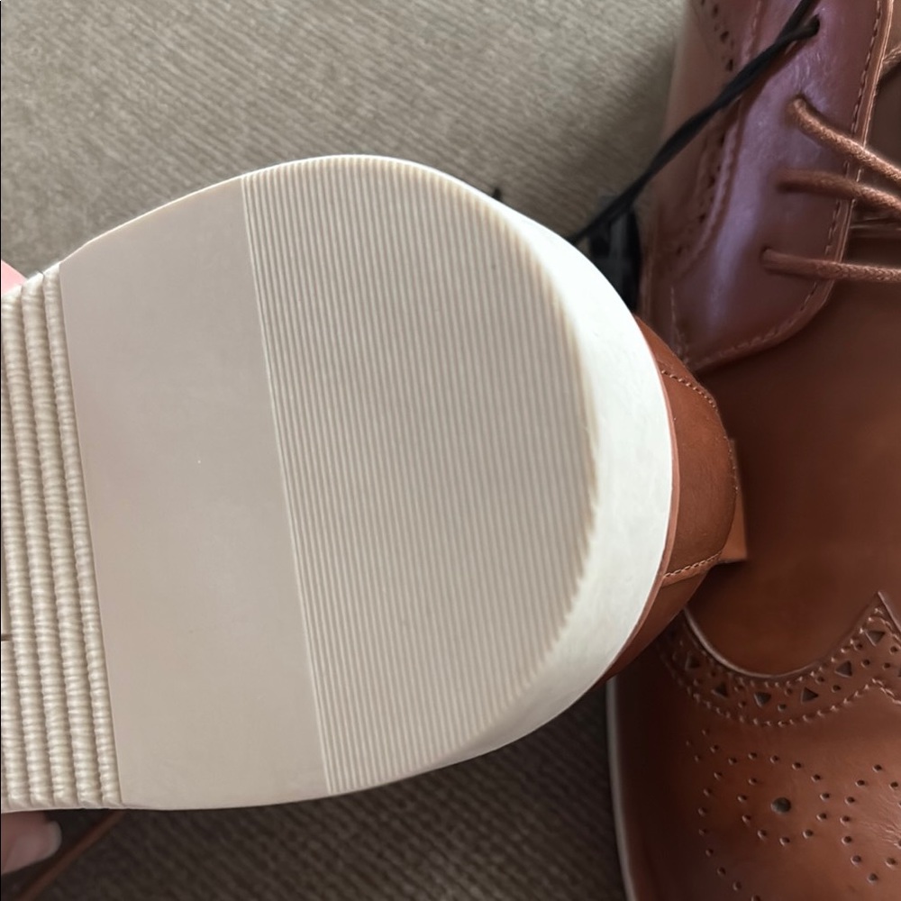 George Brown Oxfords with Minimalist Design - Picture 4 of 5